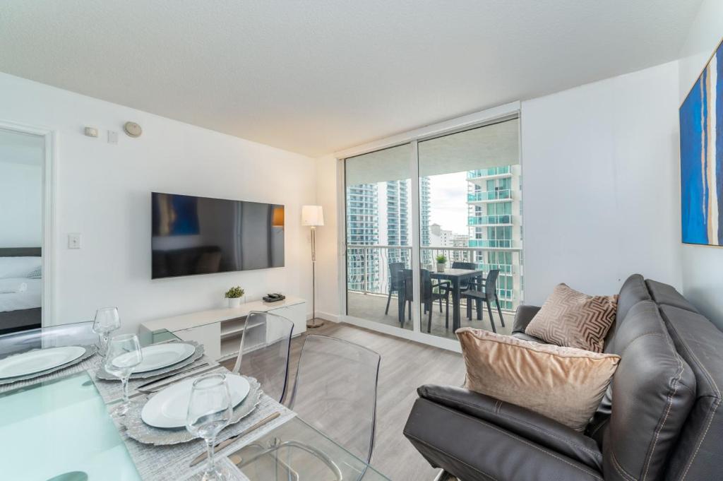 un soggiorno con un divano e un tavolo di vetro di 2bedroom ocean views brickell free parking a Miami