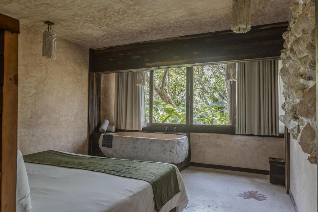 Кровать или кровати в номере Mayan Monkey Isla Mujeres - Social Hotel