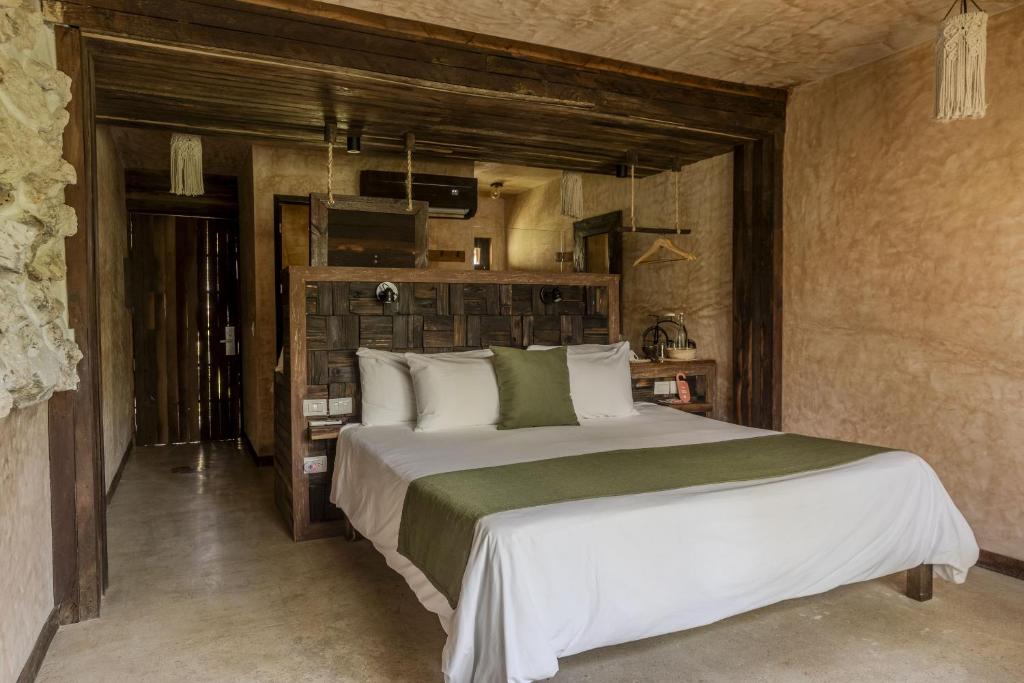 Кровать или кровати в номере Mayan Monkey Isla Mujeres - Social Hotel