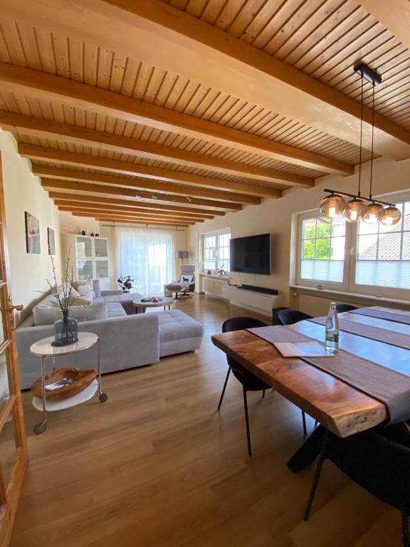 un salon avec un canapé et une table dans l'établissement FeWo Sonnenlay - Apartments an der Mosel, à Brauneberg