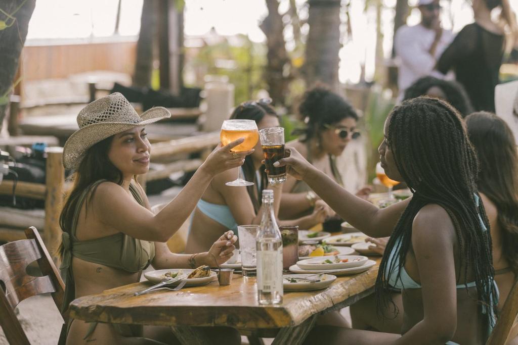Гости Mayan Monkey Isla Mujeres - Social Hotel