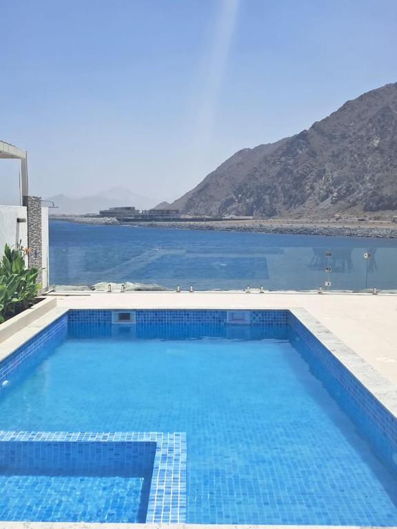 Bazén v ubytování Al Dana Vitamin Sea Villa nebo v jeho okolí