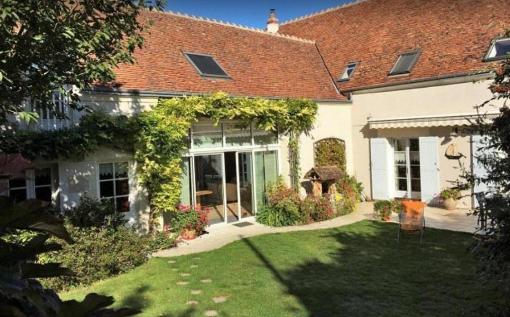 une maison blanche avec une cour dans l'établissement La tonnelle de Thoré, à Civray-de-Touraine