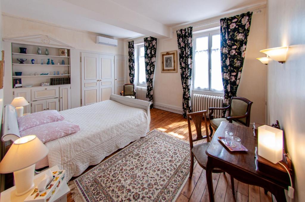 Au Puy Des Vérités - Double Room With Private Bathroom