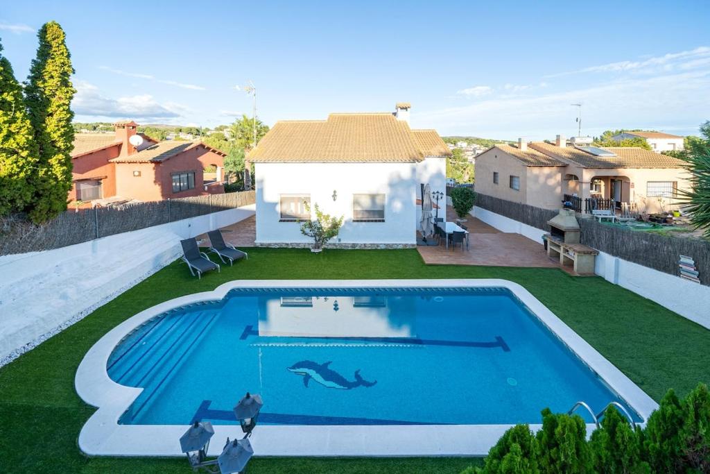 una piscina en el patio trasero de una casa en Can Roure piscina y serenidad, en La Pobla de Montornès