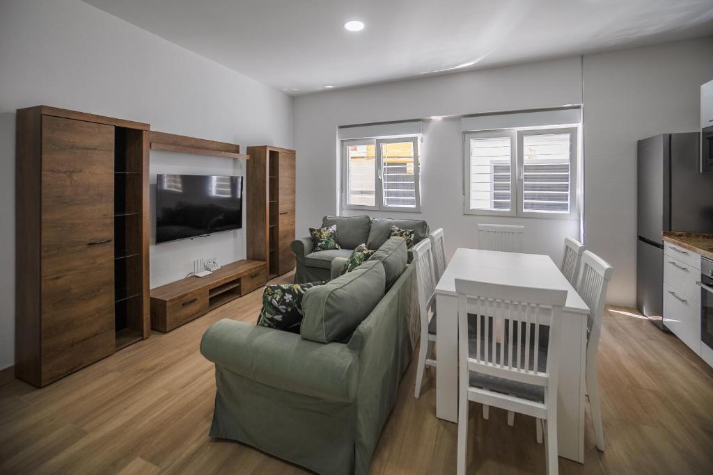 una sala de estar con un sofá y una mesa en Patio Cuarenta Bajo, en Algeciras
