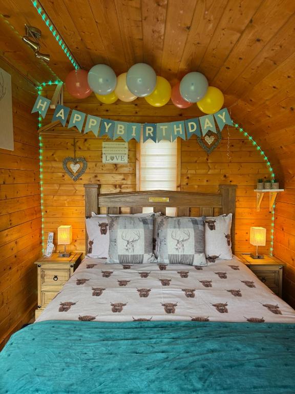 Postel nebo postele na pokoji v ubytování FINN VILLAGE - Loch Lomond Sunset Glamping Pod - Private Ofuro HOT TUB
