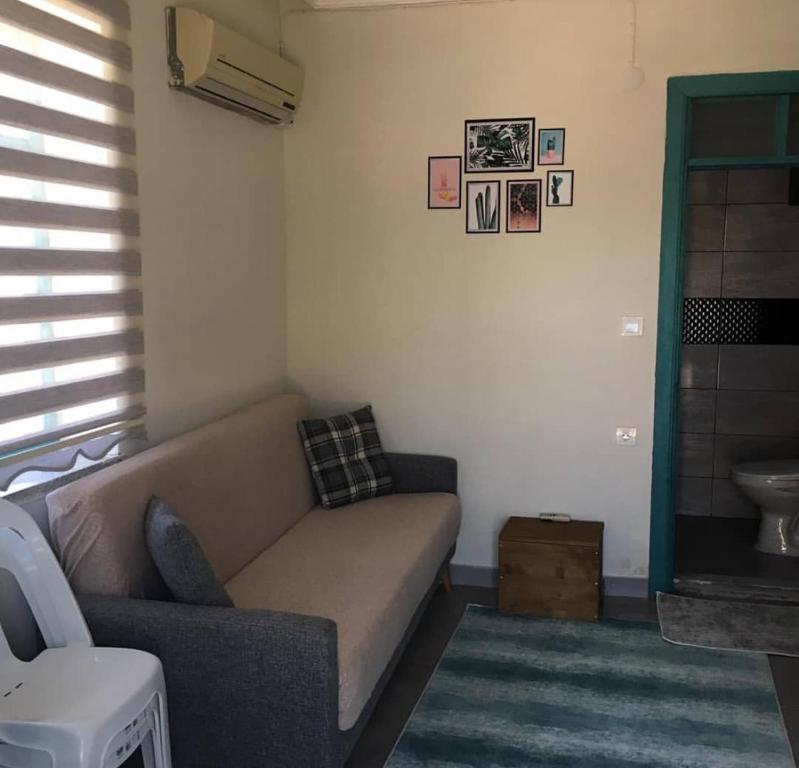 un soggiorno con un divano e una finestra di Moray pansiyon a Bademli