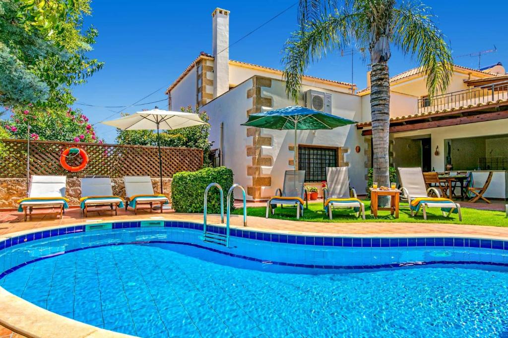 Πισίνα στο ή κοντά στο Villa Areti by Villa Plus