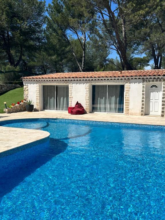 une grande piscine devant une maison dans l'établissement Jolie maison avec vue sur piscine, à Bouc-Bel-Air