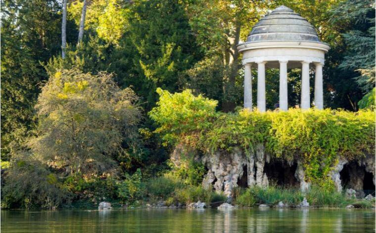 un edificio sul lato di un fiume con alberi di apart 94160 studio a Saint-Mandé
