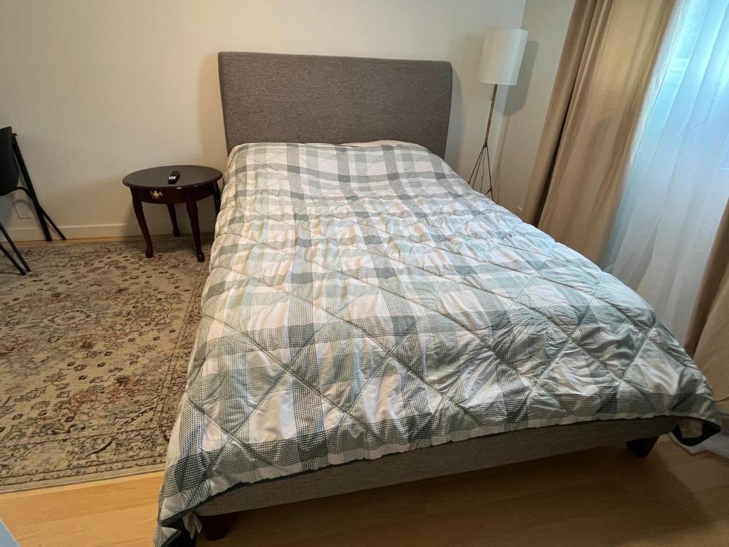 Postel nebo postele na pokoji v ubytování Cozy Escape in the City