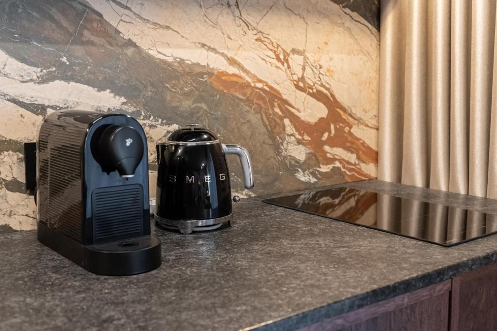 Příslušenství pro přípravu čaje a kávy v ubytování Lavoo Boutique Apartments