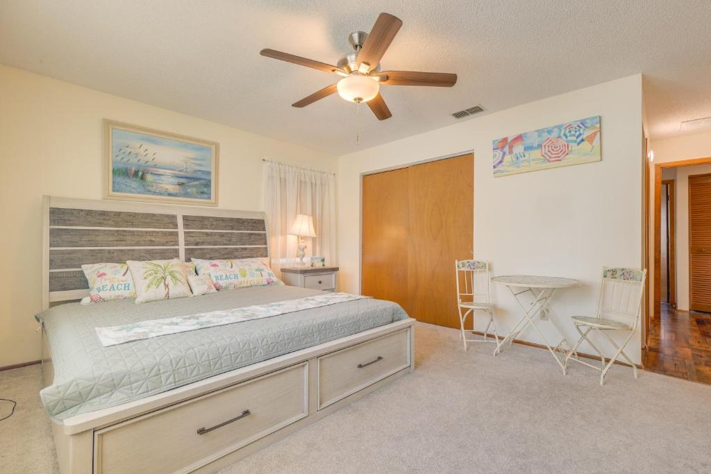 a bedroom with a bed and a ceiling fan at King size bed, private bathroom, flat TV in Clearwater