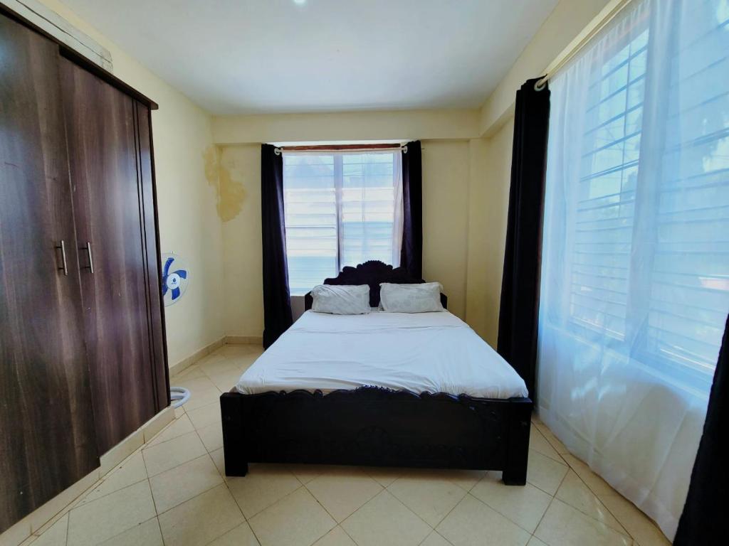 Postel nebo postele na pokoji v ubytování Diani 1 Bedroom Bright and Breezy