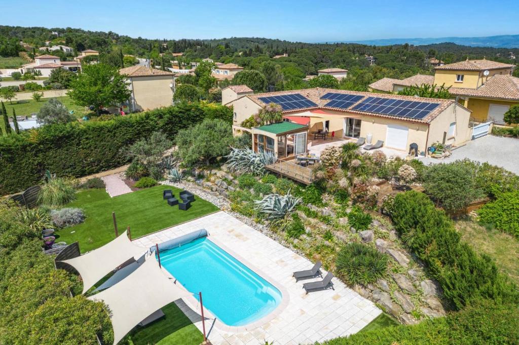 une vue aérienne d'une maison avec piscine dans l'établissement Villa Carcassonne by Villa Plus, à Montirat