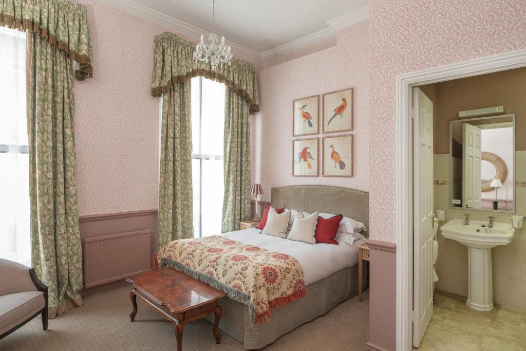 Royal Hotel photo