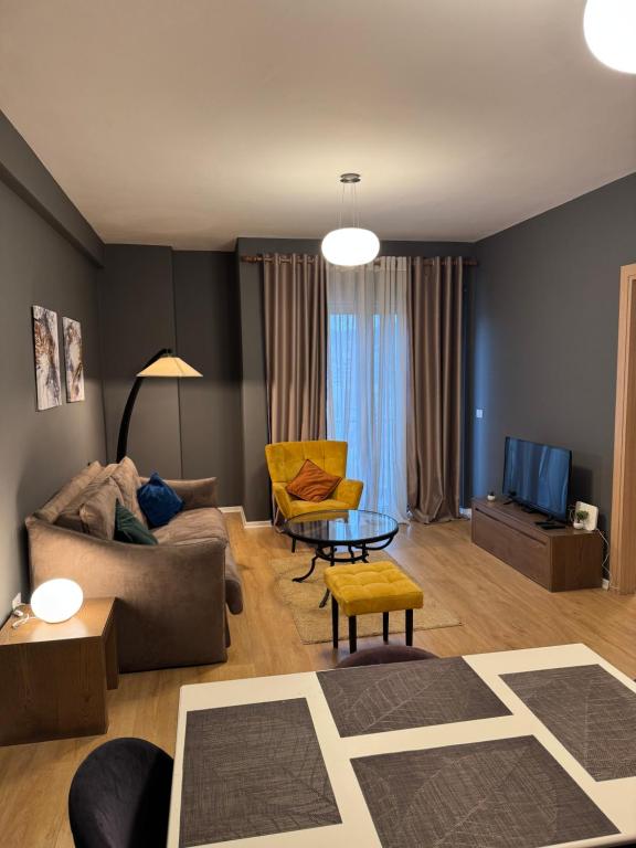 Χώρος καθιστικού στο Kalpazo Home Tirana 21