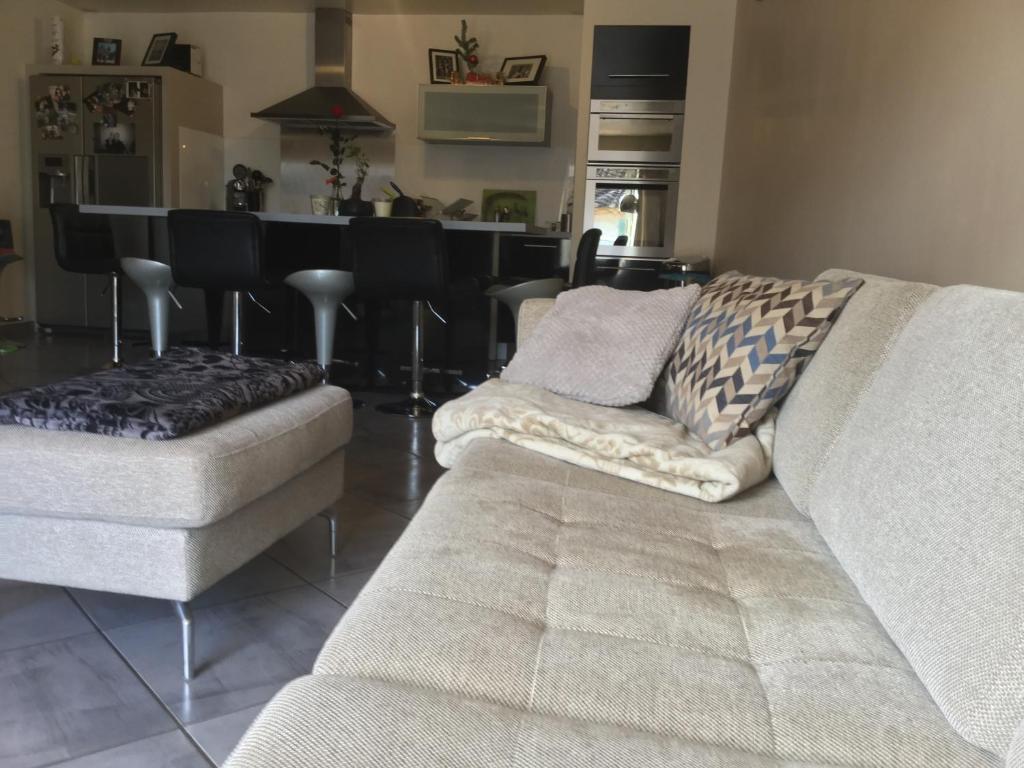 un salon avec un canapé et une table dans l'établissement Maison de village à 2 min des calanques, à Ensuès-la-Redonne