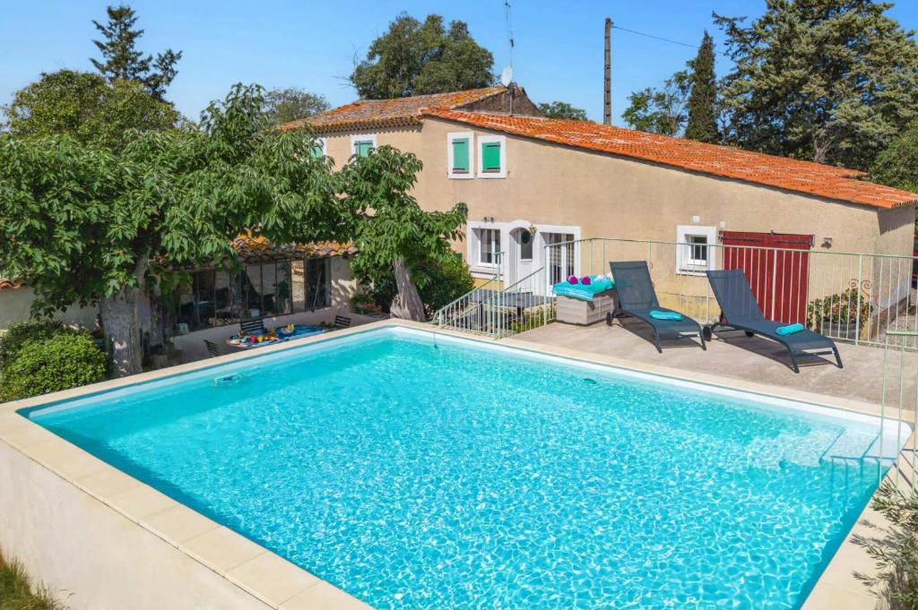 una piscina davanti a una casa di Villa Caroline by Villa Plus a Thèzan-lès-Béziers