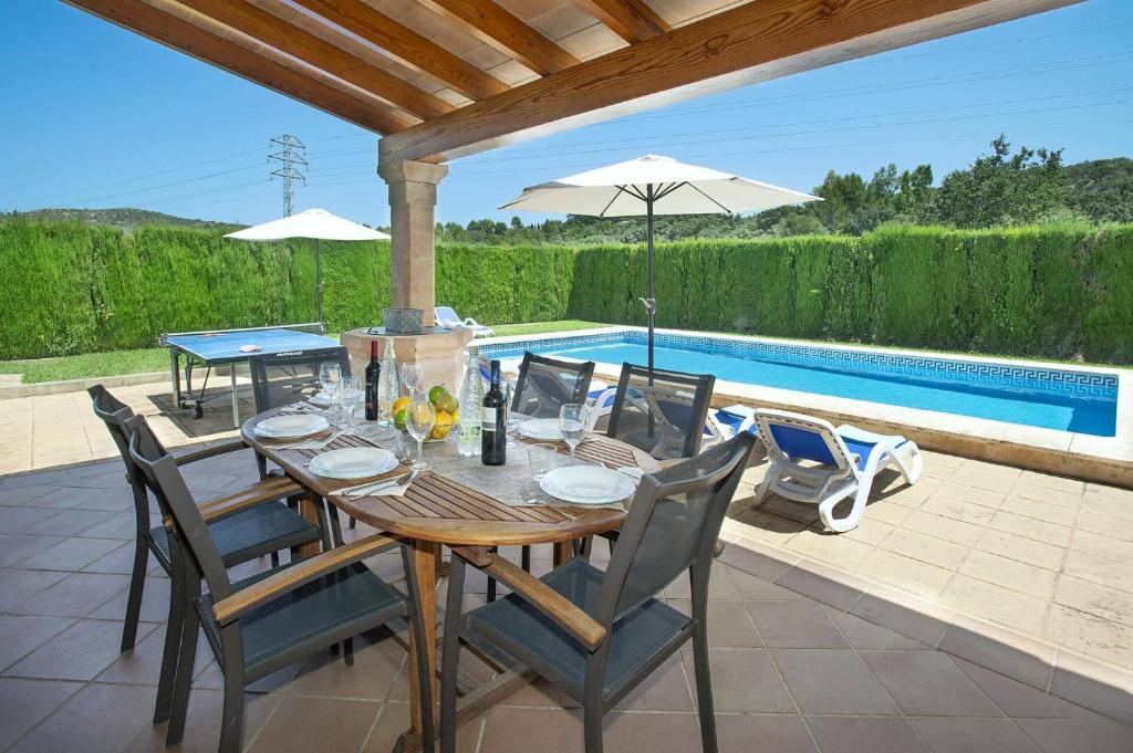 Bazén v ubytování Villa Vidrier I by Villa Plus nebo v jeho okolí
