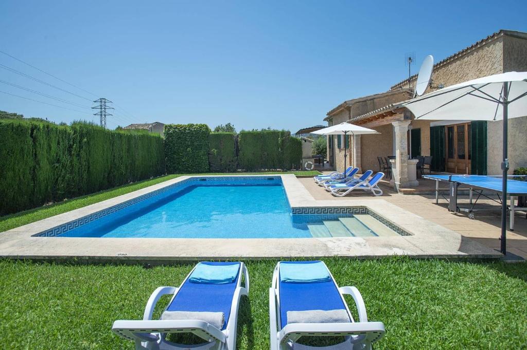Bazén v ubytování Villa Vidrier I by Villa Plus nebo v jeho okolí
