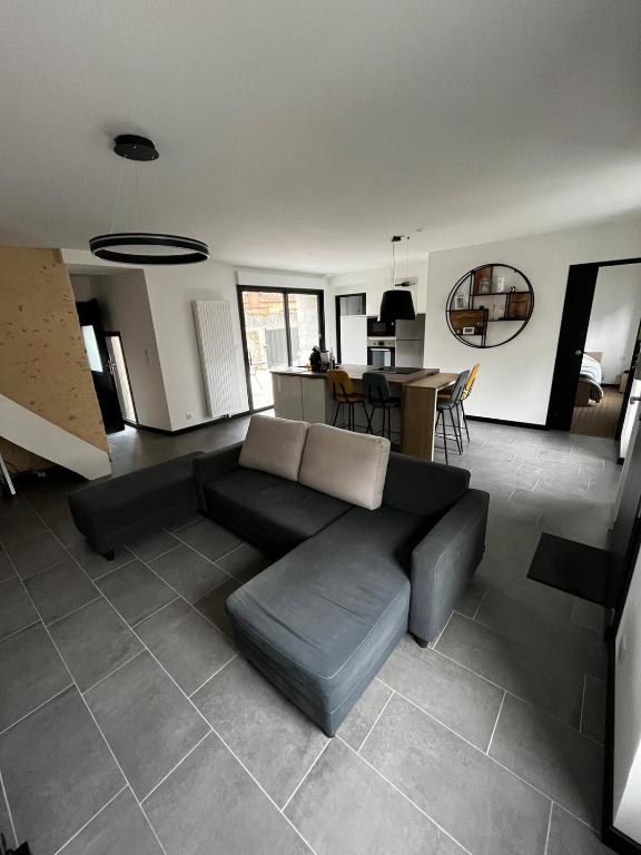 un salon avec un canapé et une table dans l'établissement Maison idéale pour le circuit des 24h, à Changé