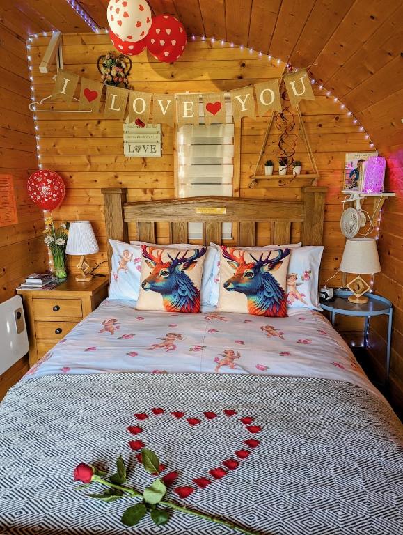 Postel nebo postele na pokoji v ubytování FINN VILLAGE - Loch Lomond Sunset Glamping Pod - Private Ofuro HOT TUB