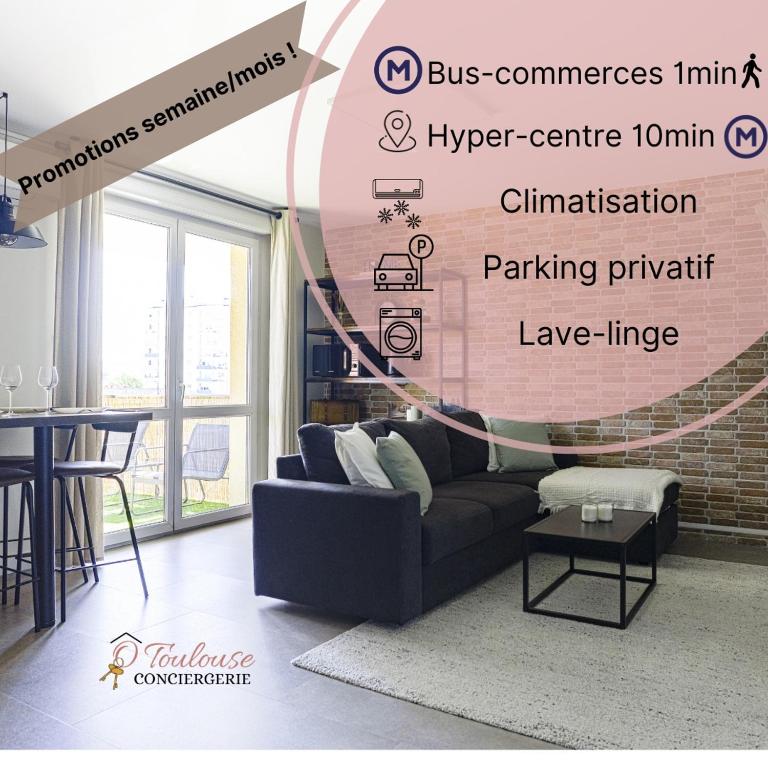 - un salon avec un canapé dans l'établissement Délicieuse Parenthèse - Clim - Terrasse - Parking, à Toulouse
