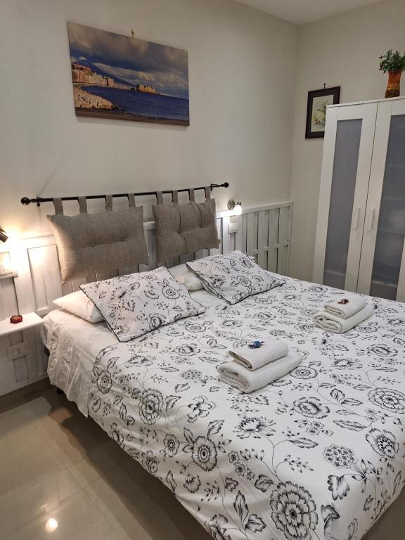 Łóżko lub łóżka w pokoju w obiekcie Il Rifugio di Pulcinella restyling
