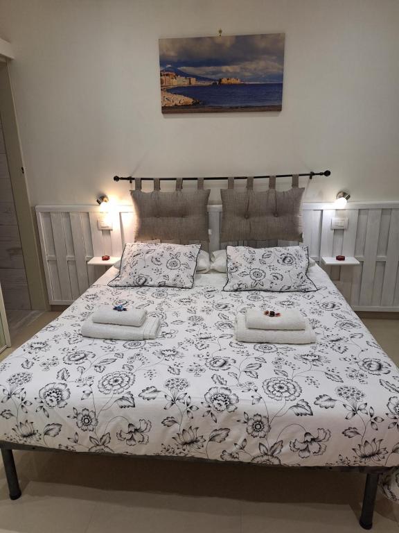 Łóżko lub łóżka w pokoju w obiekcie Il Rifugio di Pulcinella restyling