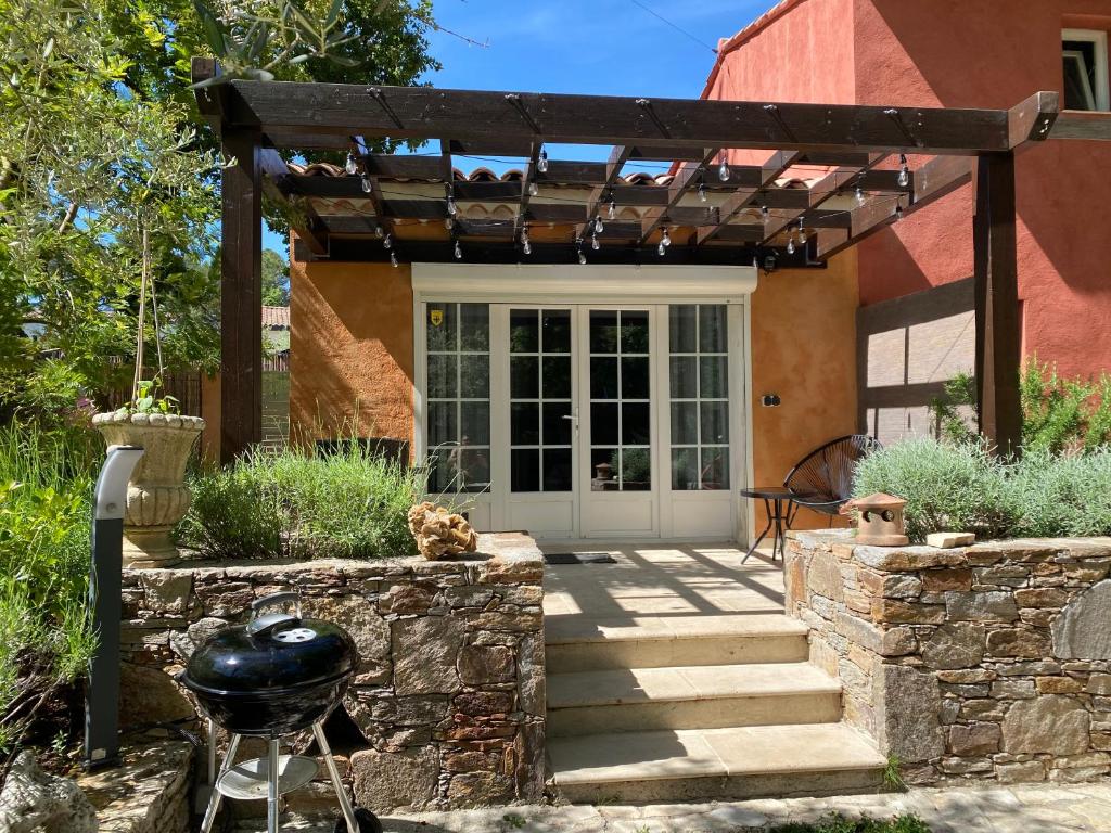 una puerta delantera de una casa con una pared de piedra en Dépendance individuelle, en Nans-les-Pins