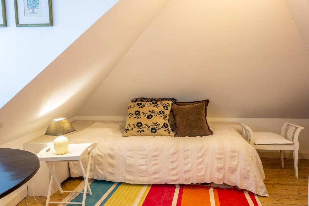 Postel nebo postele na pokoji v ubytování Family Hotel Okoř