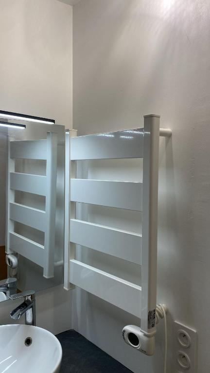 une salle de bain avec un lavabo et un distributeur de papier toilette dans l'établissement T5 Lumineux métro à 1min, à Rennes