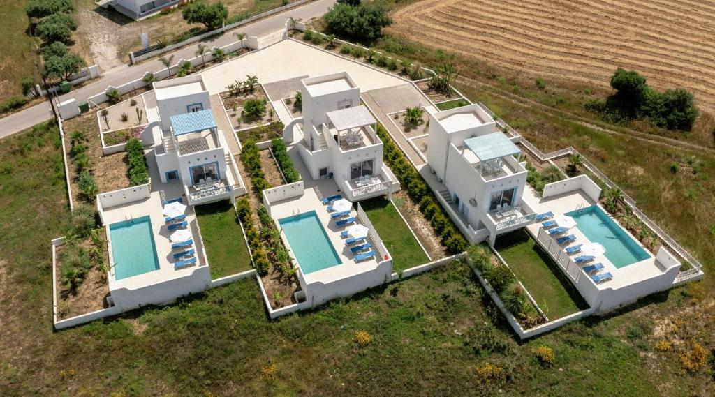 Bazén v ubytování Xenos Villa 5 with a Private pool near the sea nebo v jeho okolí