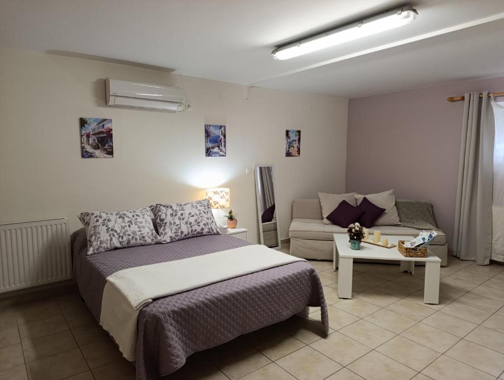 アルゴストリオンにあるStudio Luciaのベッドとソファのある寝室