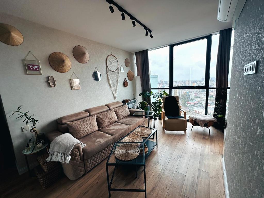 巴统Cozy Bali Style Relax & Coffee & Yoga & Work room的带沙发和大窗户的客厅