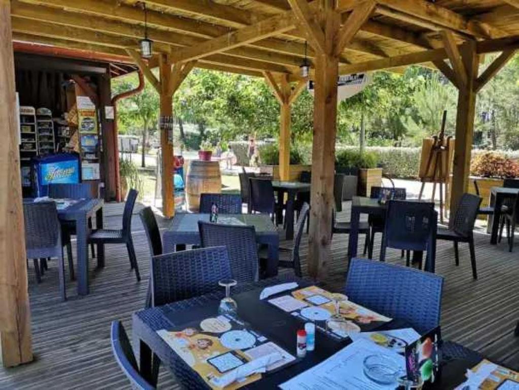 Restaurace v ubytování Camping 4 étoiles - Piscine - eebe0d