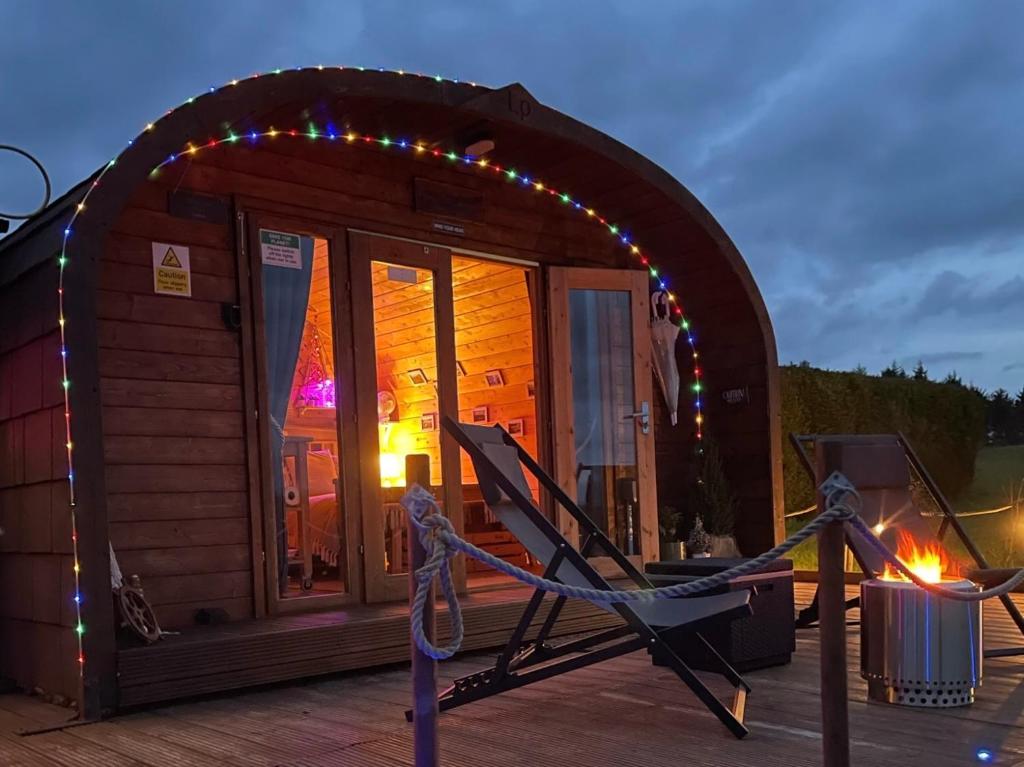 Fotografie z fotogalerie ubytování FINN VILLAGE - Loch Lomond Sunset Glamping Pod - Private Ofuro HOT TUB v destinaci Drymen