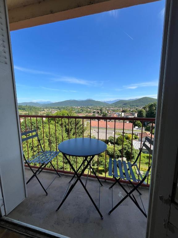 une table et des chaises sur un balcon avec vue dans l'établissement Magnifique appartement moderne 3 chambres, à Montréjeau