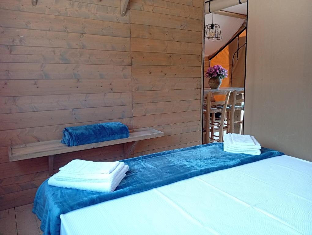 Postel nebo postele na pokoji v ubytování Casa Sgarlata Glamping - Tenda Olivastro
