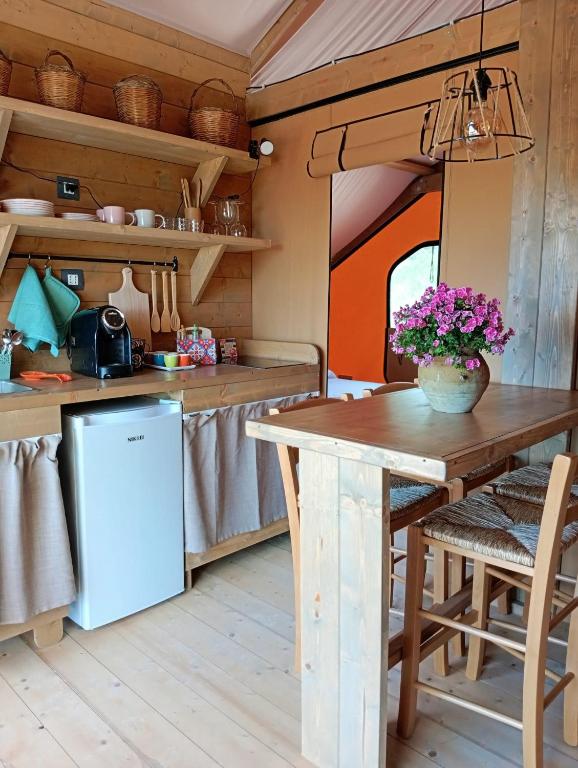 Kuchyň nebo kuchyňský kout v ubytování Casa Sgarlata Glamping - Tenda Olivastro