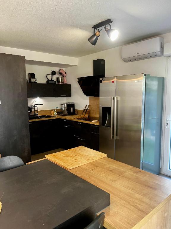 Kuchyňa alebo kuchynka v ubytovaní Duplex piscine 3 chambres et Clim proche plages