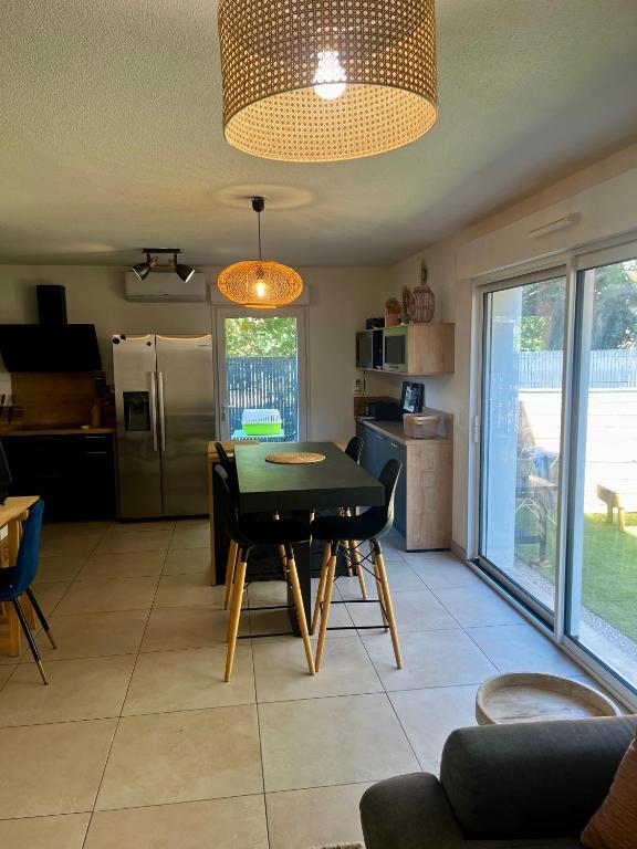 Kuchyňa alebo kuchynka v ubytovaní Duplex piscine 3 chambres et Clim proche plages
