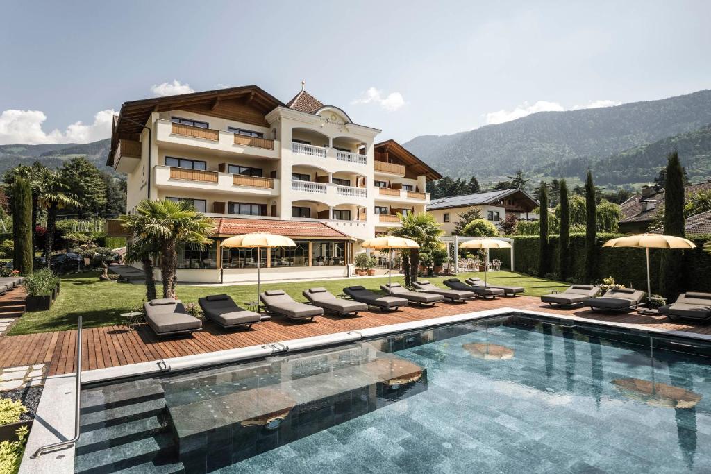 Nespecifikovaný výhled na hory nebo výhled na hory při pohledu z hotelu