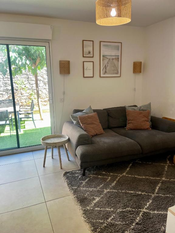 Posedenie v ubytovaní Duplex piscine 3 chambres et Clim proche plages