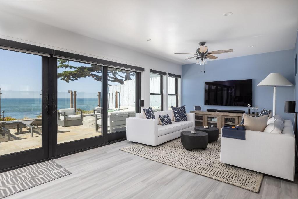 een woonkamer met uitzicht op de oceaan bij Oceanfront Stella Maris in Cambria