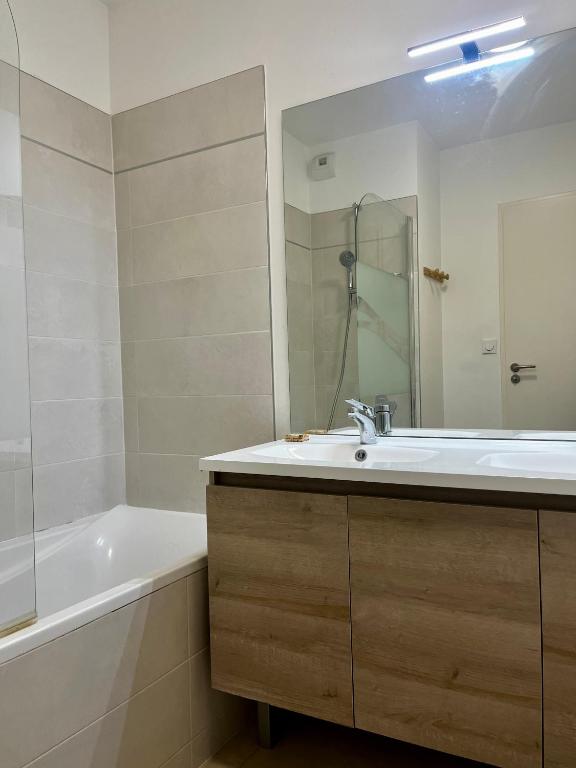 Kúpeľňa v ubytovaní Duplex piscine 3 chambres et Clim proche plages