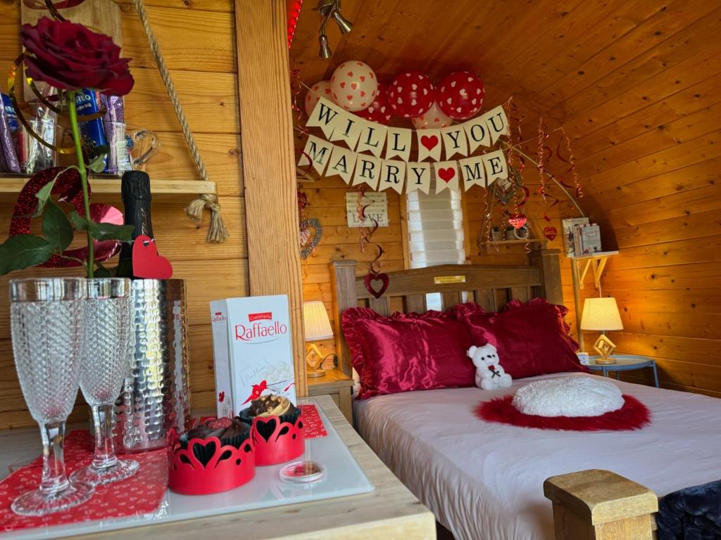 Postel nebo postele na pokoji v ubytování FINN VILLAGE - Loch Lomond Sunset Glamping Pod - Private Ofuro HOT TUB