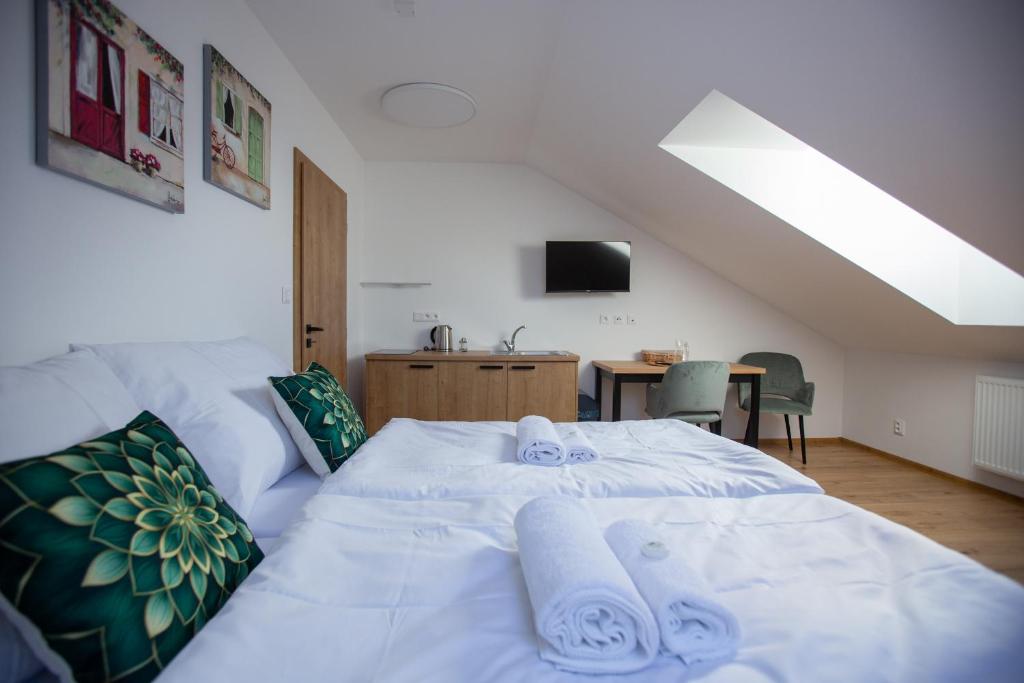Postel nebo postele na pokoji v ubytování Apartmány Hvezdáreň